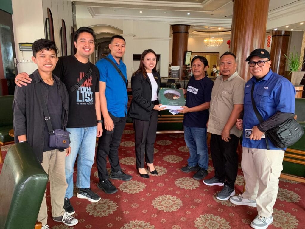 Asisten Marketing Manager Grand Q Hotel Gorontalo, Gadisha Saat menyampaikan Kue Ucapan Hari Pers Nasional Kepada Ketua Panitia HPN Ke- 80, All Jurnalis Gorontalo.