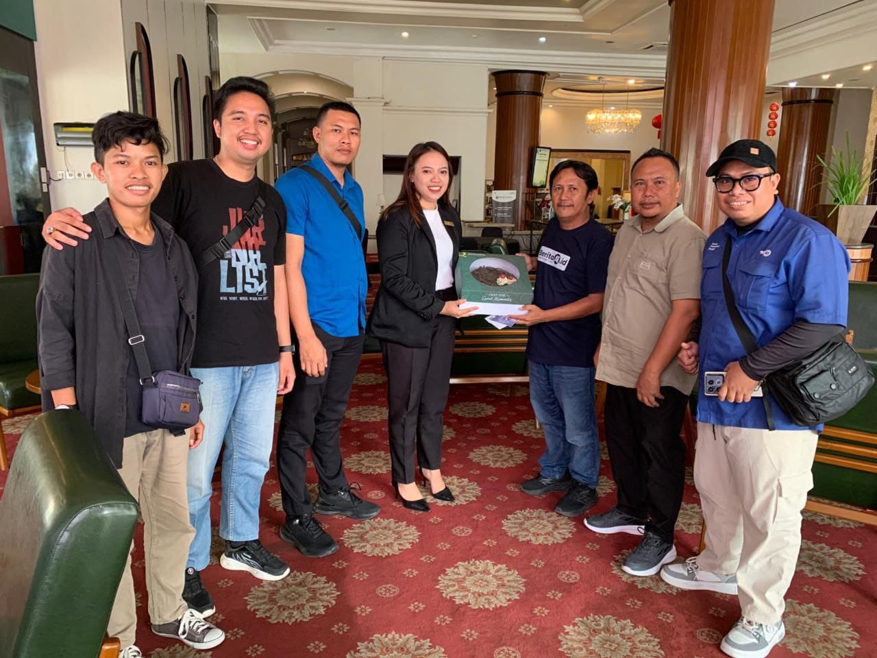 Asisten Marketing Manager Grand Q Hotel Gorontalo, Gadisha Saat menyampaikan Kue Ucapan Hari Pers Nasional Kepada Ketua Panitia HPN Ke- 80, All Jurnalis Gorontalo.