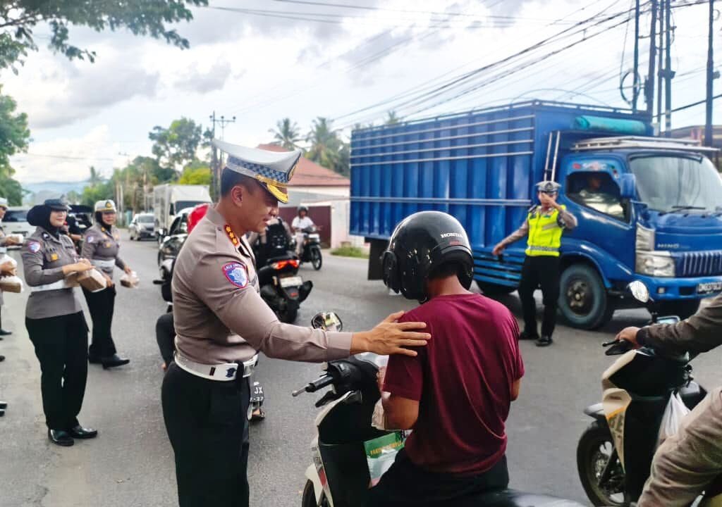 Disangka Razia, Ditlantas Polda Gorontalo Bagi-Bagi Takjil ke Pengendara