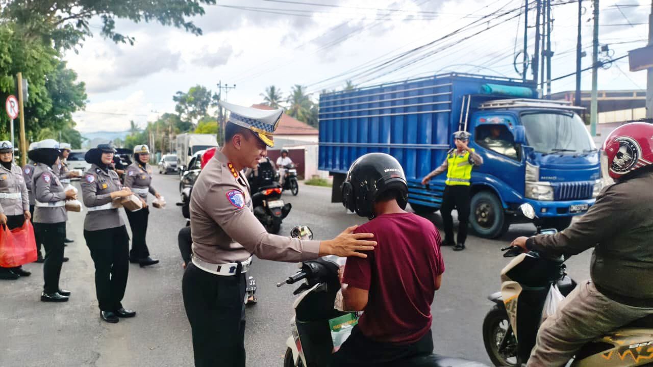 Ditlantas Polda Gorontalo Bagi-Bagi Takjil ke Pengendara