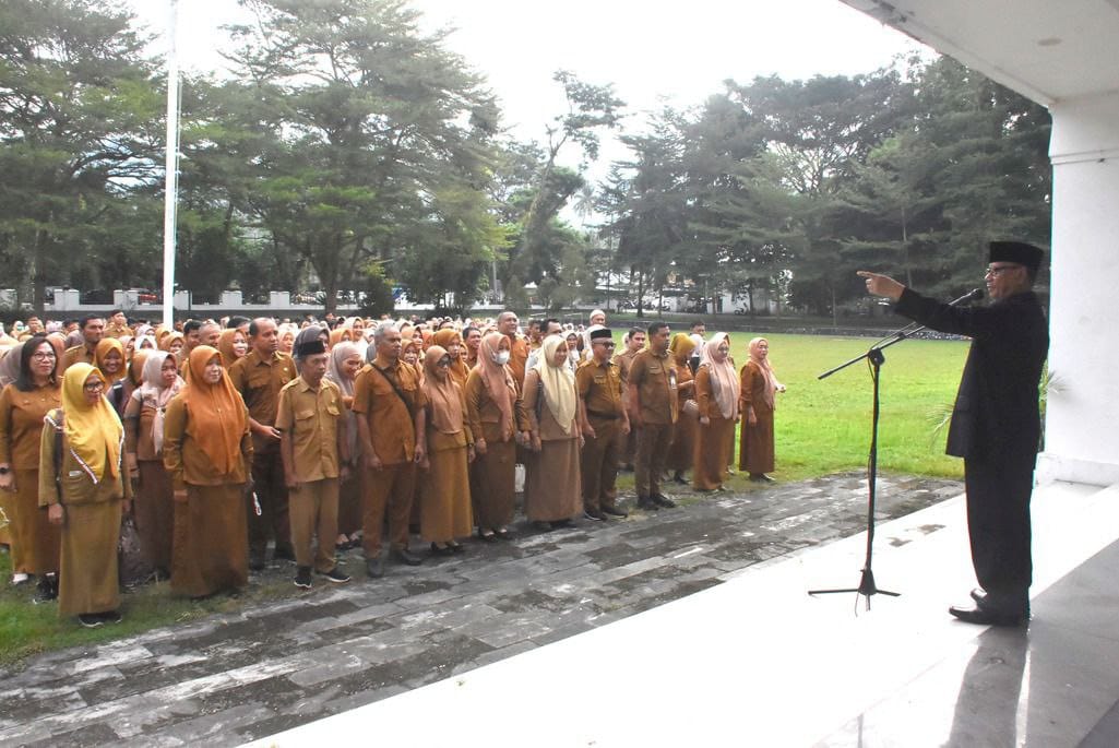 Bupati Ismet Mile, Saat Memberikan Arahan Kepada ASN saat Apel