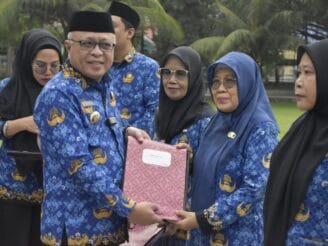 Pemkab Gorontalo Serahkan KTP–KK Baru untuk ASN Pensiun, Status Langsung Diperbarui Saat Apel Korpri