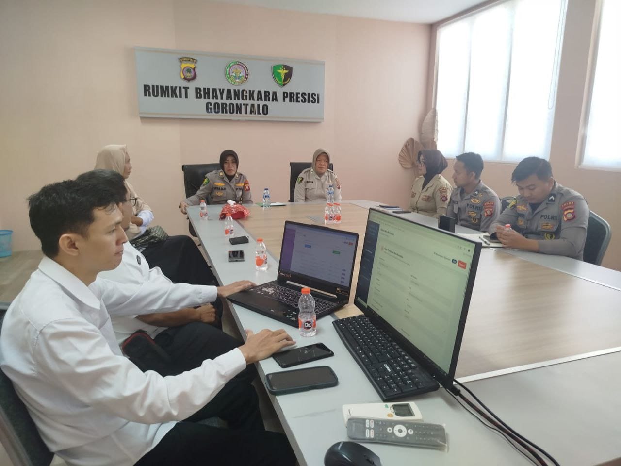 Disdukcapil Kabupaten Gorontalo menggelar bimtek pemanfaatan Aplikasi Sistem Terpadu Sinergi Kelahiran dan Kematian Terintegrasi (ST SEHATI), Bersama RS Bhayangkara Polda Gorontalo Rabu (4/2/2025).