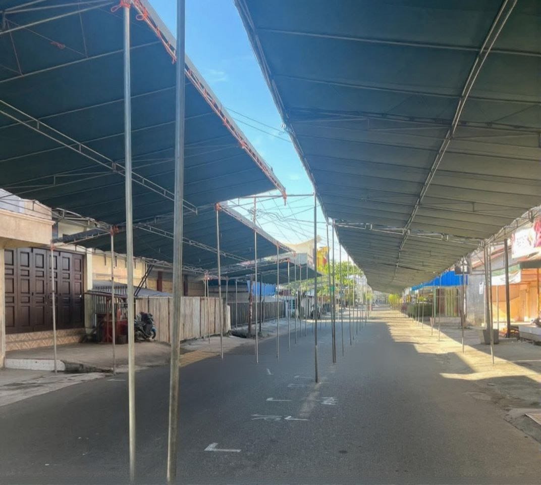 Salah satu lokasi Pasar Senggol di Kota Gorontalo, nampak telah terpasang tenda.
