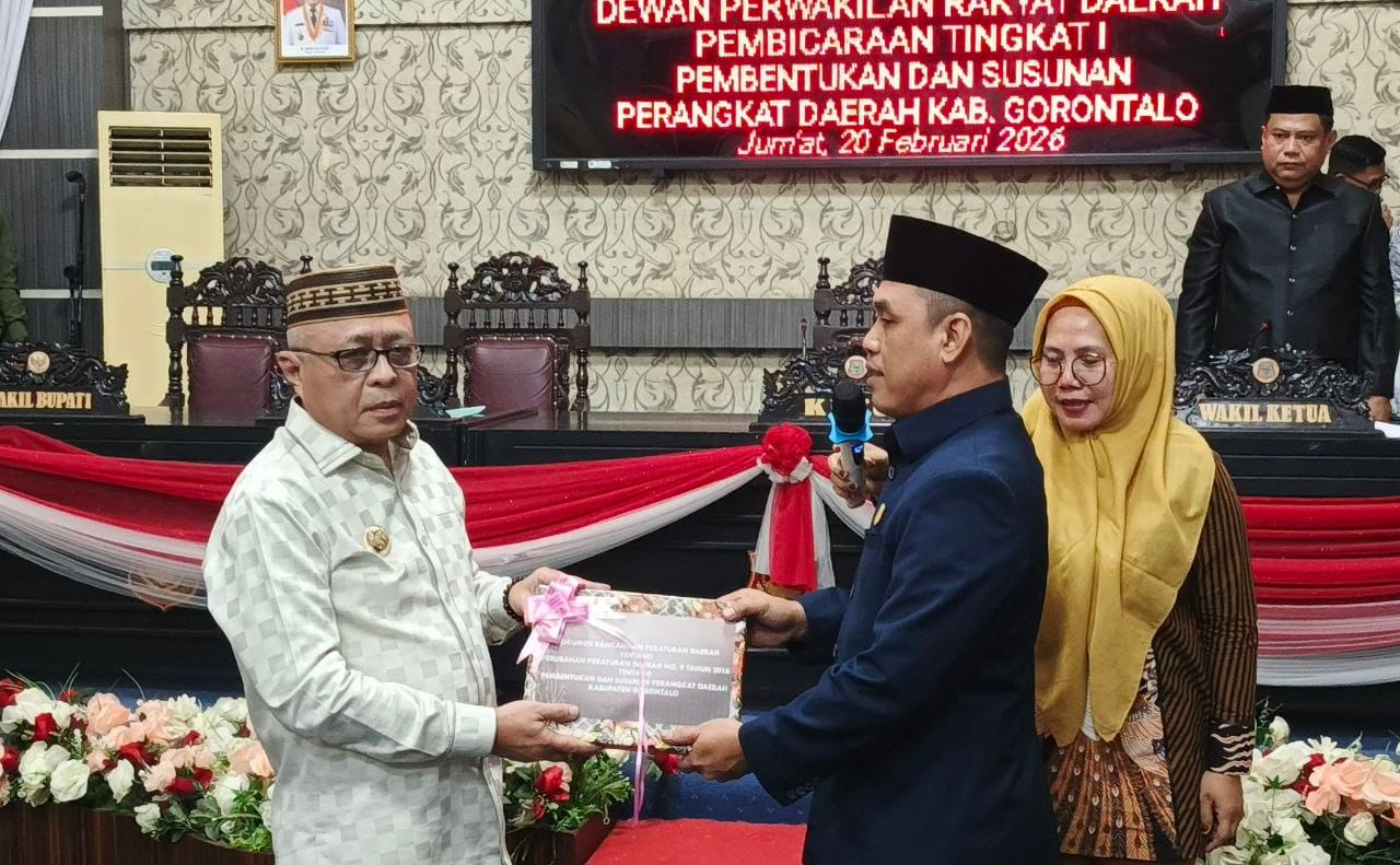 Penyerahan Dokumen Ranperda dari Bupati Sopyan Puhi Kepada Ketua DPRD Kabupaten Gorontalo, Zulfikar Usira.