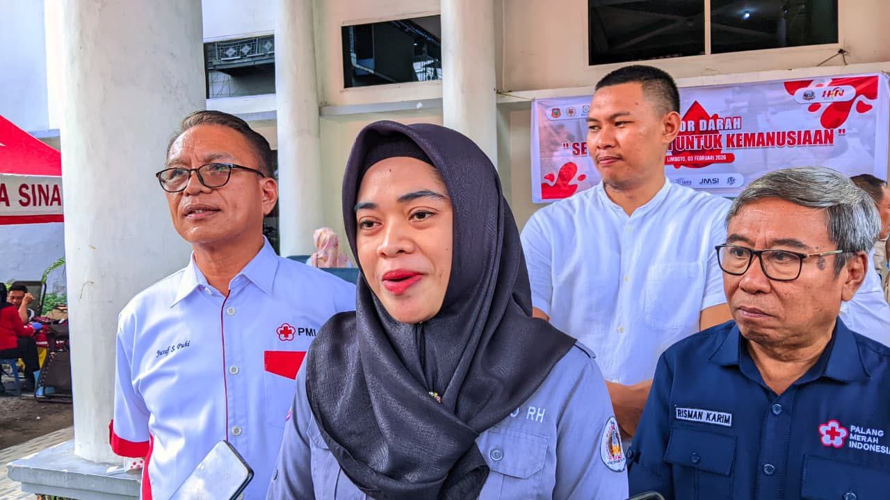 Dr. Leisyawati Ali, S.IP., M.Si, Ketua Bidang Donor Darah PMI Provinsi Gorontalo bersama Wakil Ketua PMI Provinsi Gorontalo Jusuf S.Puhi,S.Pd dan Sekretaris Drs.Risman Karim,M.Pd pada Kegiatan Donor Darah HPN 2026