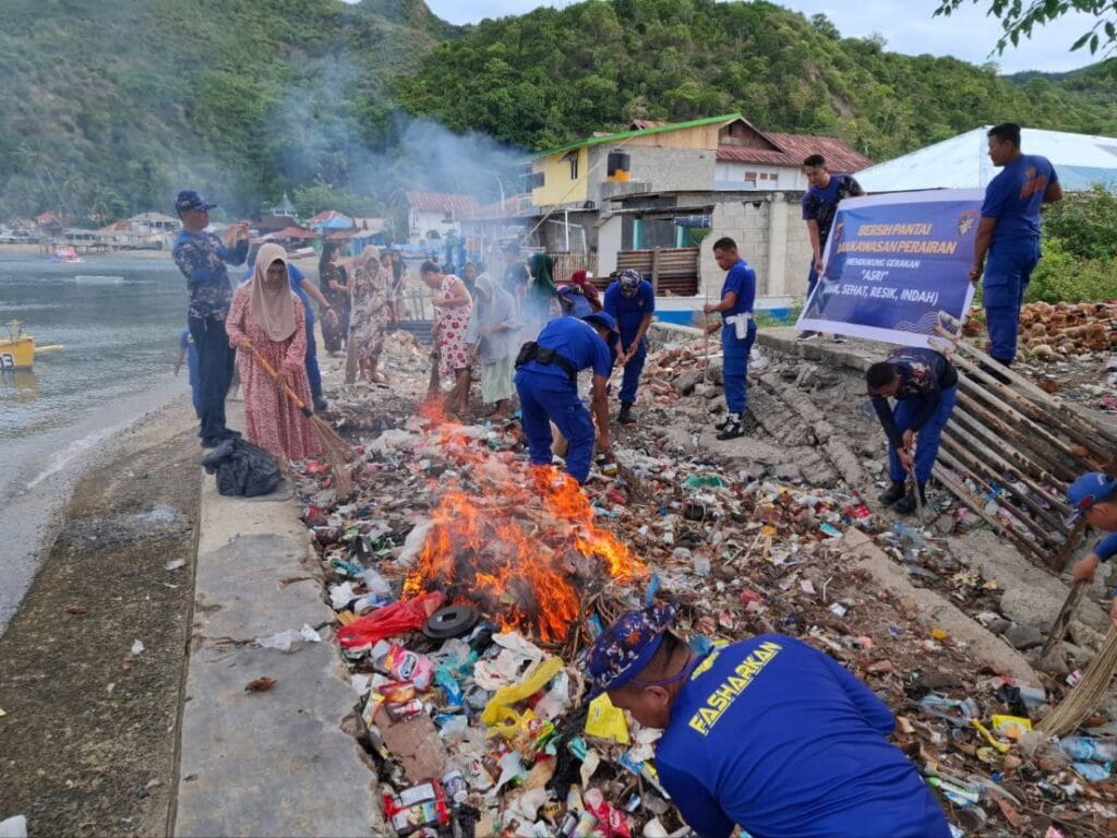 Direktorat Polisi Perairan dan Udara (Dit Polairud) Polda Gorontalo menggelar kegiatan bersih pantai di kawasan Wisata Hiu Paus, Desa Botubarani, Jumat (13/2/2026).