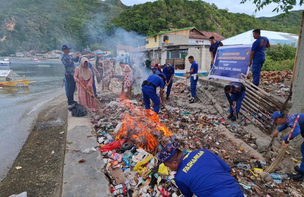 Direktorat Polisi Perairan dan Udara (Dit Polairud) Polda Gorontalo menggelar kegiatan bersih pantai di kawasan Wisata Hiu Paus, Desa Botubarani, Jumat (13/2/2026).