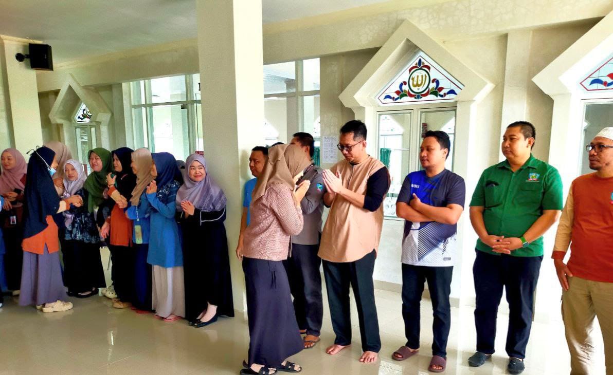 Menyambut Bulan Suci Ramadan 1447 Hijriah, Universitas Bina Mandiri Gorontalo (UBMG) menggelar Apel Kerja yang dirangkaikan dengan Shalat Dhuha berjamaah, dzikir, doa, kultum, serta halal bi halal, Sabtu (14/02/2026) pagi.