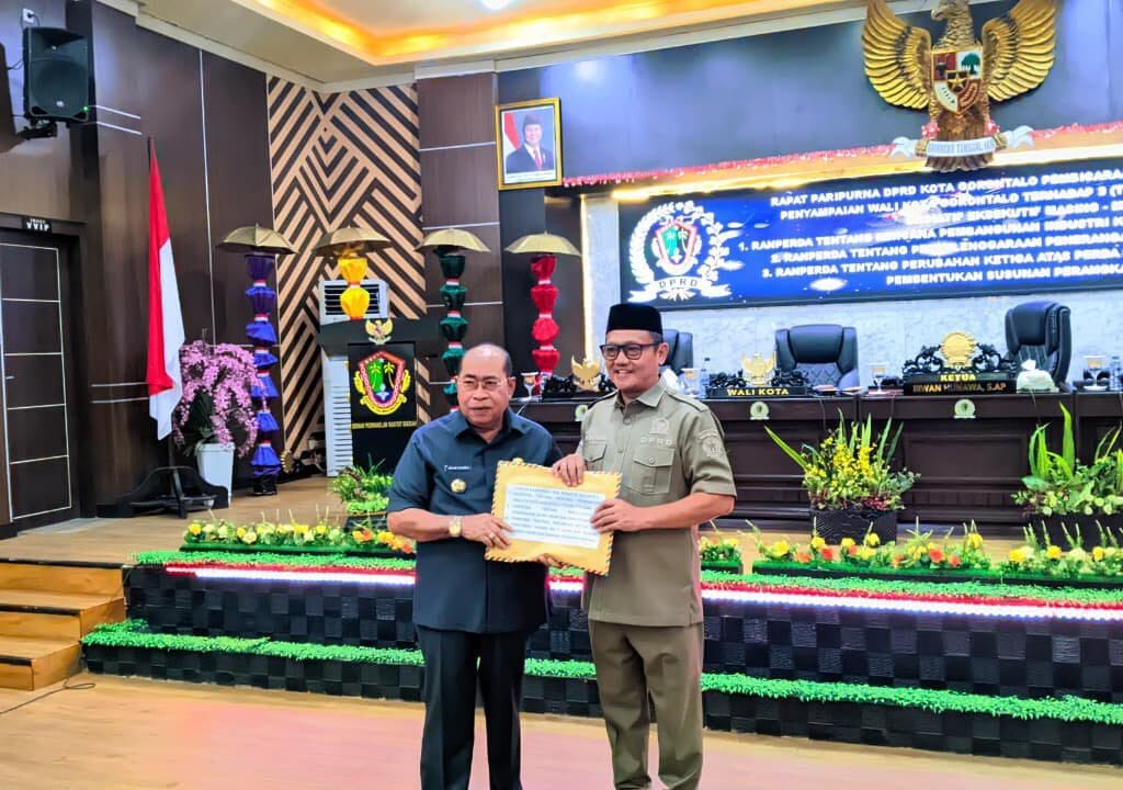 Ketua DPRD, Irwan Hunawa Menerima Dokumen Ranperda Usulan Inisiatif Wali Kota Gorontalo, Adhan Dambea