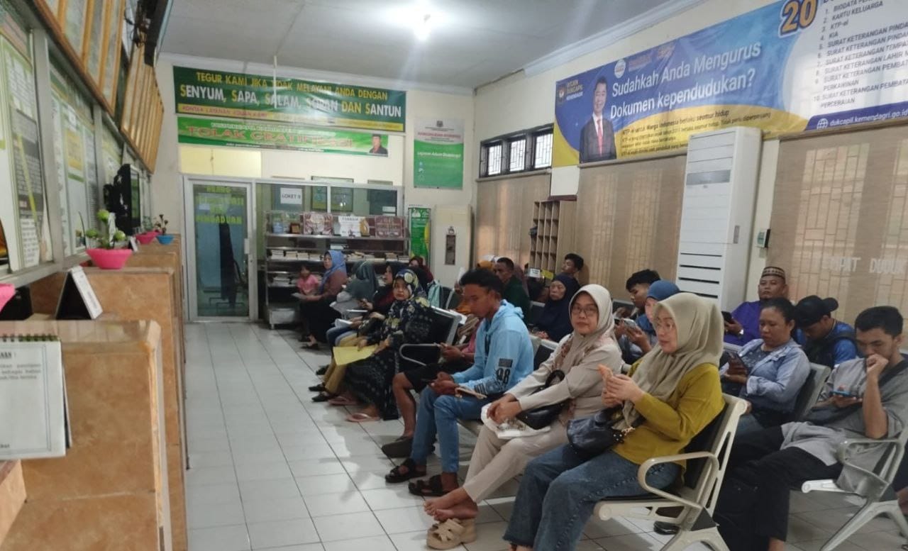 Suasana di ruang pelayanan Disdukcapil Kabupaten Gorontalo