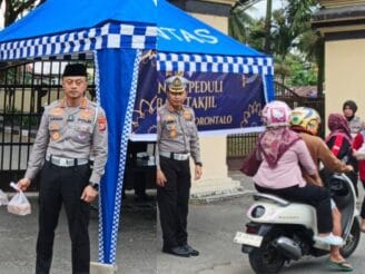 Berbagi Kebaikan, Direktorat Lalu Lintas Polda Gorontalo Bagikan Takjil untuk Pengendara‎