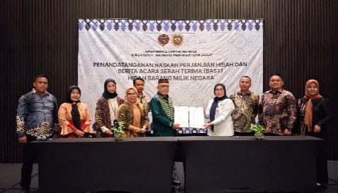 Bupati Gorontalo, Sofyan Puhi, menghadiri penandatanganan Naskah Perjanjian Hibah dan Berita Acara Serah Terima (BAST) Bus Tahun Anggaran 2025 yang digelar di Hotel Morrissey, Senin (23/02/2026).