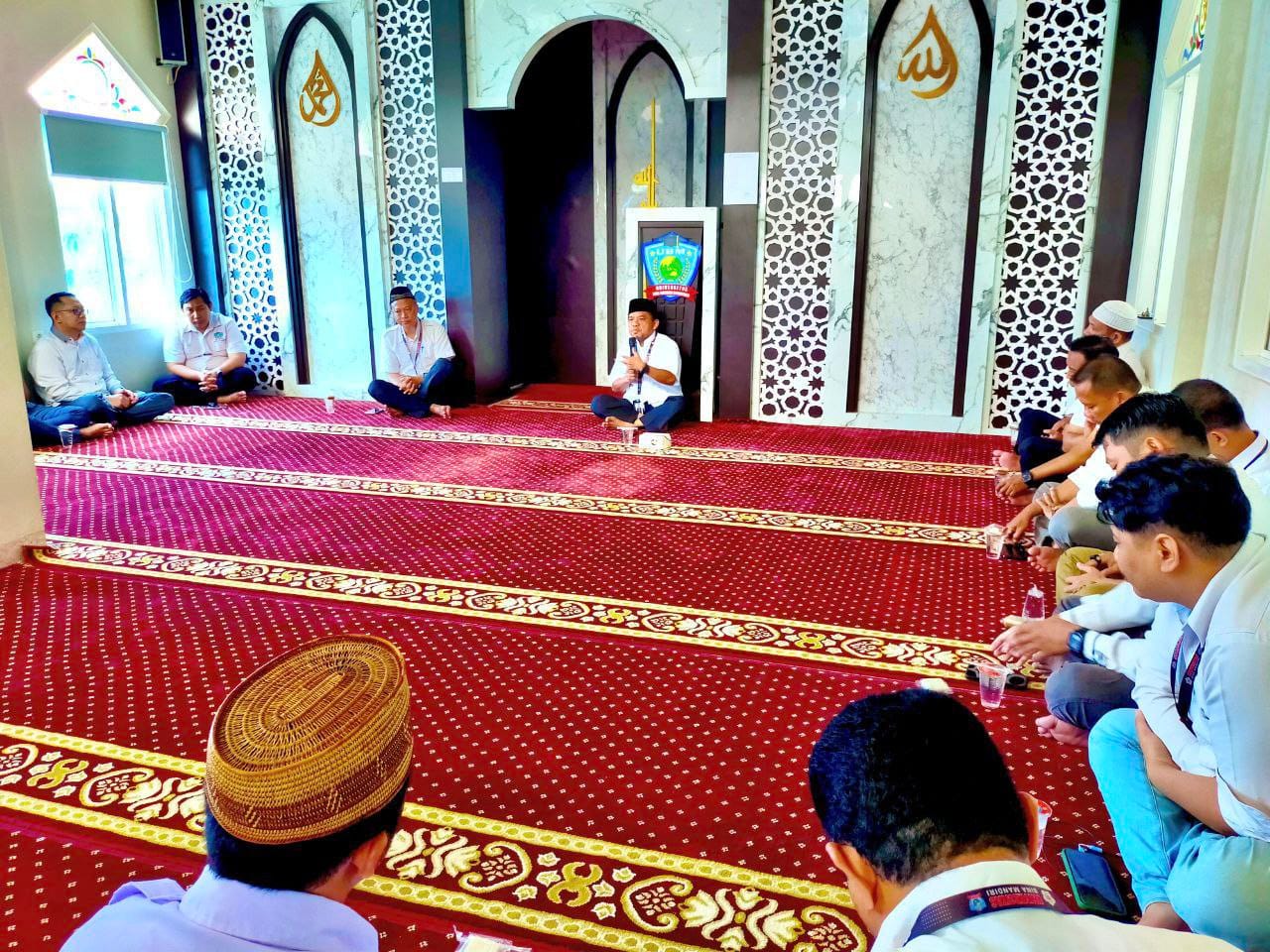 Apel Kerja yang dirangkaikan dengan Sholat Dhuha berjamaah, dzikir, doa, serta Kuliah Agama Tujuh Menit (Kultum) di Musholla At-Tin Kampus UBMG, Sabtu (7/2/2026)