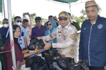 Bupati Sopyan Puhi pada operasi pasar berskala besar. Lewat program Pasar Murah Bersubsidi (Paras ST) 2026.