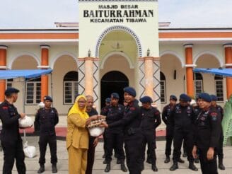 20 Personel Brimob Gorontalo Bersihkan Masjid Baiturrahman Tibawa, Serahkan Sembako Jelang Ramadhan