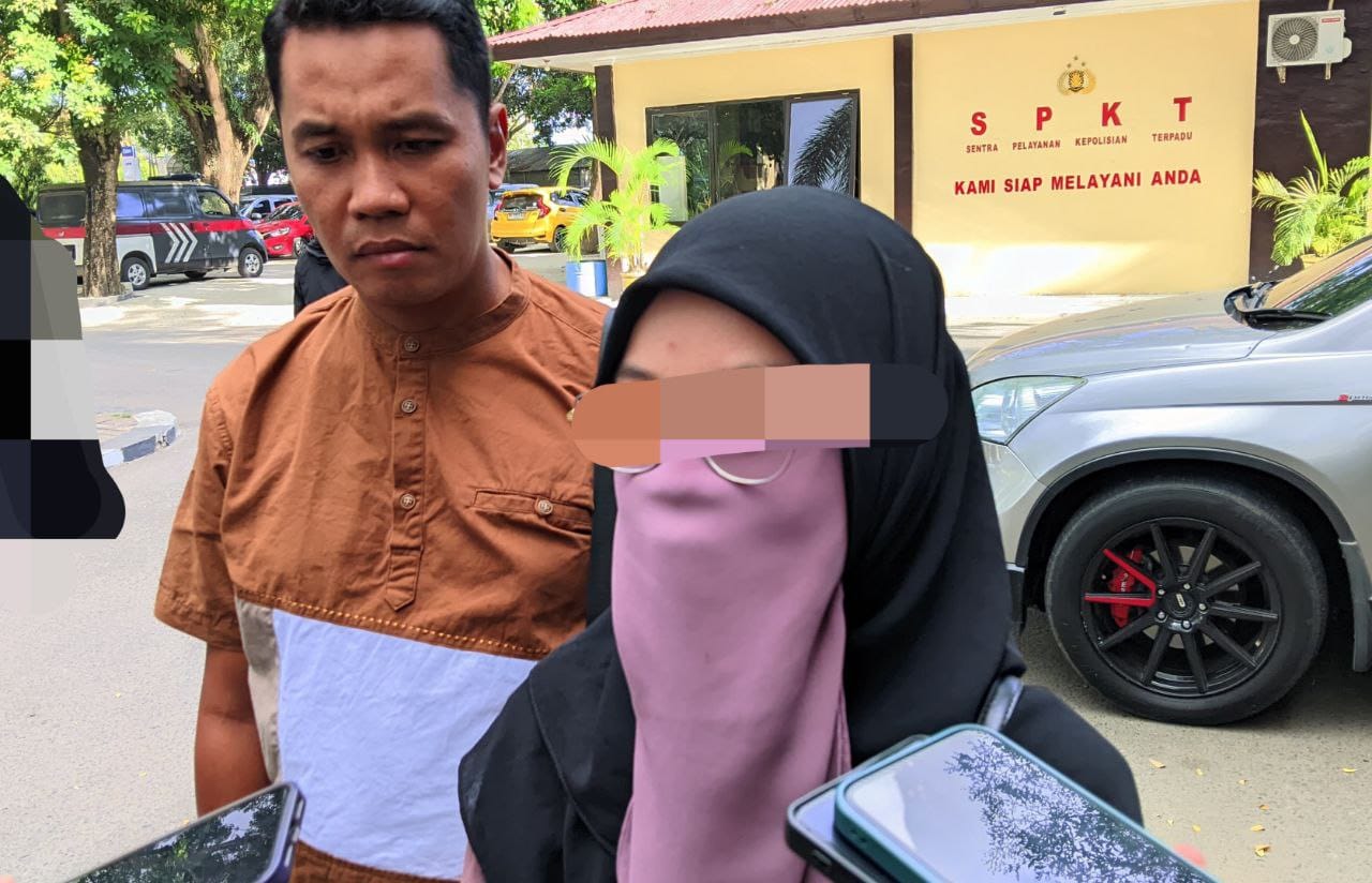 SBS (24) didampingi kuasa hukumnya, Ali Rajab, saat melapor di Polda Gorontalo