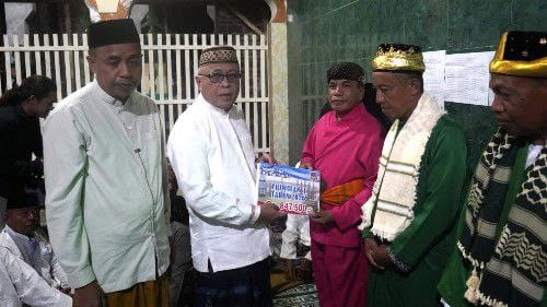 Safari Ramadhan di Kecamatan Telaga Jaya, Bupati Gorontalo H. Sofyan Puhi menyerahkan secara langsung voucher insentif (jasa) kepada para pegawai syar’i dan pemangku adat, Sabtu (21/02/2026).