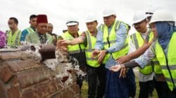 Gubernur Gorontalo,Gusnar Ismail dan Ketua DPRD Provinsi Gorontalo, Thomas Mopili, saat prosesi pemecahan kendi tanda dimulainya pekerjaan proyek perluasan apron dan pembangunan taxiway di Bandara Djalaluddin Jumat (20/02/2026).