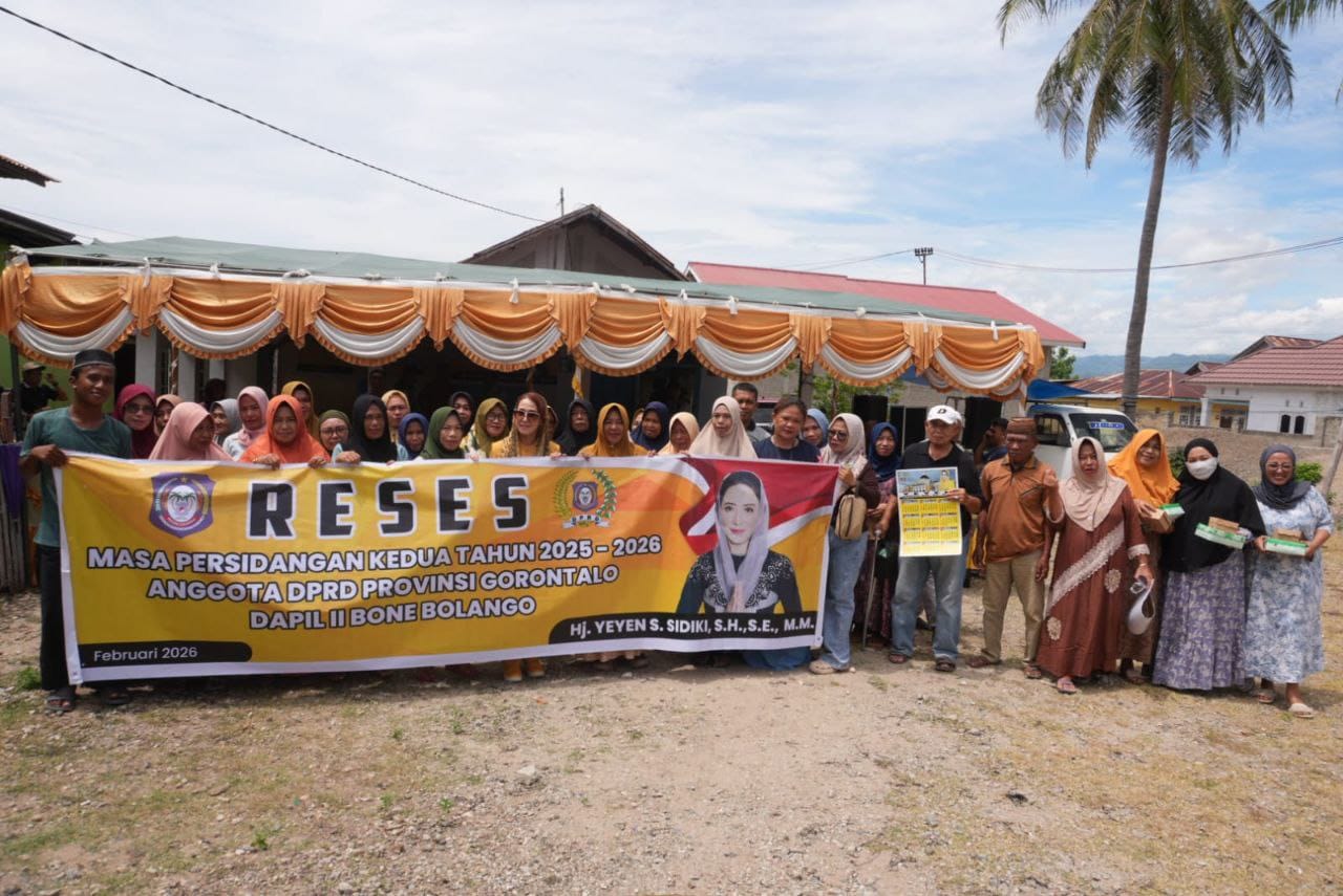 Anggota DPRD Provinsi Gorontalo, Hj. Yeyen Sidiki, saat melaksanakan resesdi Desa Huangobotu, Kecamatan Kabila, Jumat (6/2/2026).