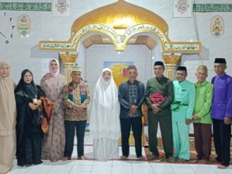 Safari Ramadan Perdana di Kayubulan, Lurah Irhamni Disambut Adat Mopotilolo